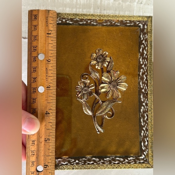 Vintage Antique Daisy Gold Jewelry Box With Glass top. - Picture 15 of 15
